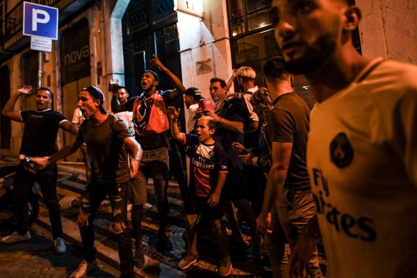 Fiesta y alegría: la celebración de los hinchas en París tras primera final del PSG (FOTOS)