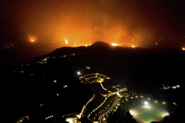 Así avanzan los incendios descomunales que devoran pueblos en Grecia