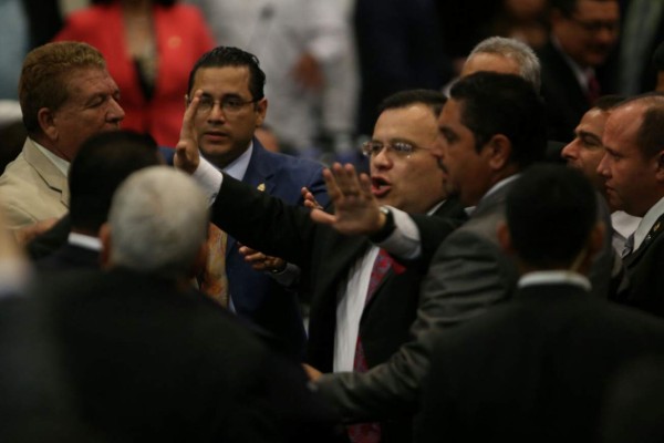 Zafarrancho en el Congreso Nacional durante conteo de votos