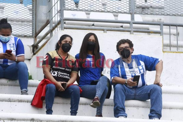 Ambientazo se vive en el duelo entre Honduras vs El Salvador (FOTOS)