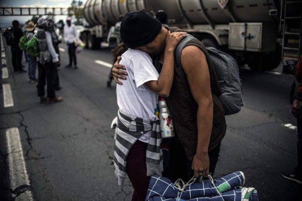 Exhaustos y con la esperanza de llegar a EEUU, niños piden jalón en Ciudad de México