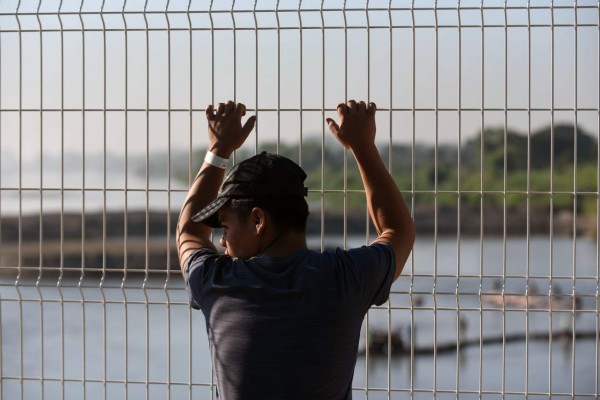 FOTOS: Con brazaletes en sus manos identifican a mujeres, hombres y niños de la caravana migrante en México