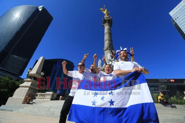 ¡Ambientazo! Afición catracha y mexicana ya palpita cerca del Azteca