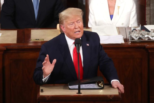 Arrogancia y poca cortesía: Las imágenes de Trump durante discurso del Estado de la Unión