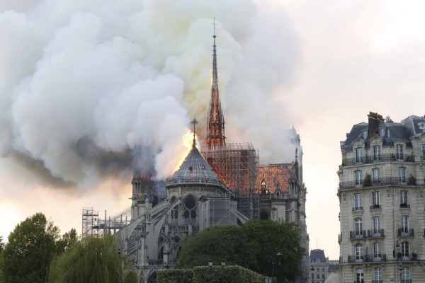 Las impactantes imágenes del pavoroso incendio de la catedral de Notre Dame de París