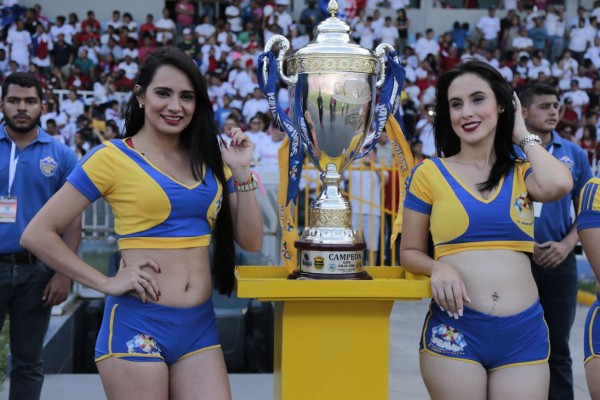 Hermosas chicas engalanan la final Olimpia - Real Sociedad