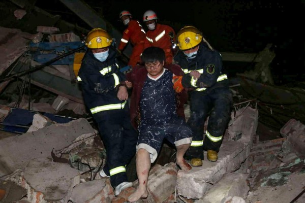 FOTOS: Ardua búsqueda de sobrevivientes de hotel colapsado en China