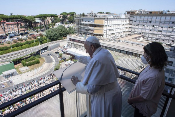 El papa Francisco visita a los demás pacientes mientras se recupera en el hospital