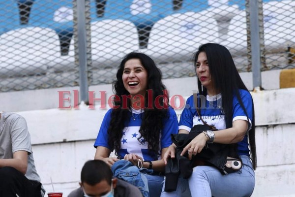 Ambientazo se vive en el duelo entre Honduras vs El Salvador (FOTOS)