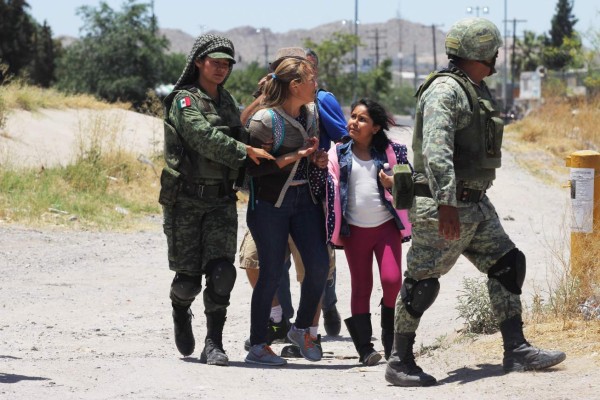 Una niña corre mientras su madre es detenida: las dramáticas imágenes de la captura de migrantes en México