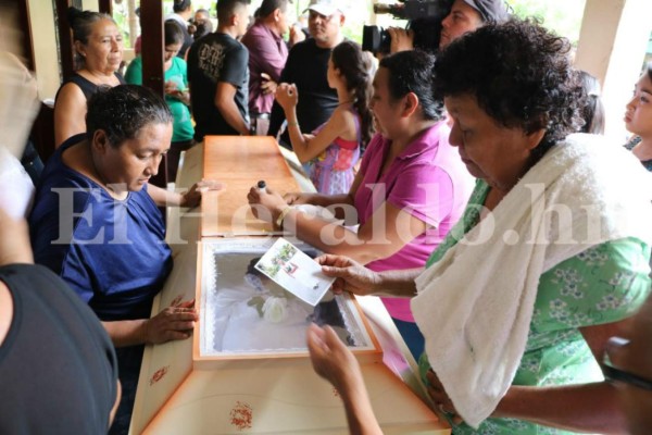 Desgarrador último adiós de niña que fue violada y estrangulada en Santa Cruz de Yojoa, Honduras