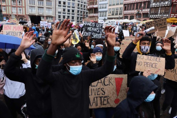 FOTOS: Negros en Europa también sufren racismo y se suman a protestas por George Floyd