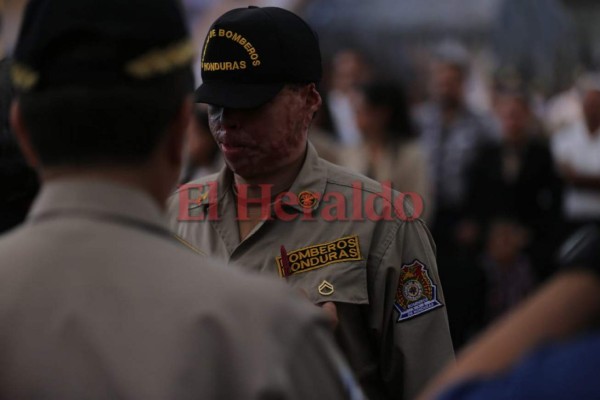 Así fue condecorado el bombero Ever Velásquez, sobreviviente del incendio en La Montañita