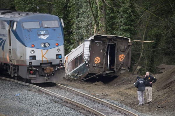 FOTOS: Así se descarriló un tren sobre una autopista al sur de Seattle