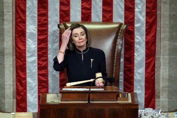 El rostro de satisfacción de Nancy Pelosi tras aprobar juicio político a Donald Trump