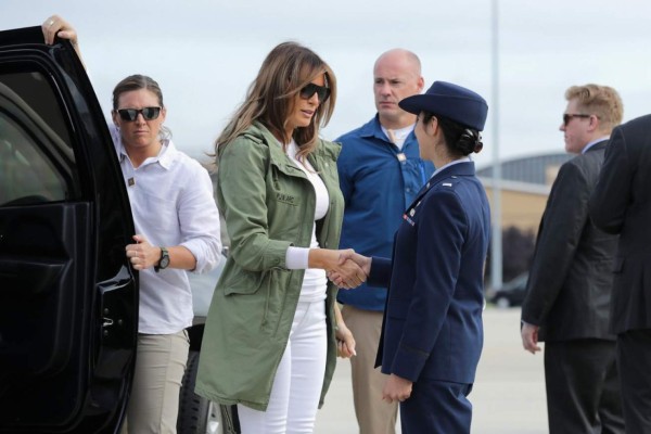 La polémica chaqueta de Melania Trump y el mensaje que revoluciona las redes