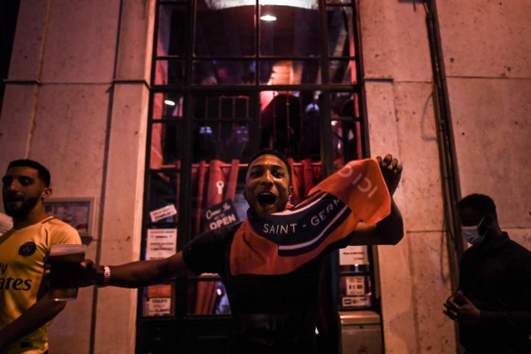 Fiesta y alegría: la celebración de los hinchas en París tras primera final del PSG (FOTOS)