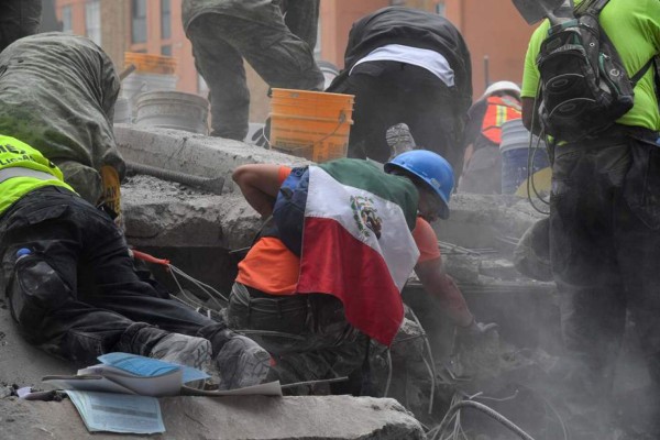 FOTOS: Escombros y dramáticos rescates tras sismo de 7.1 en México