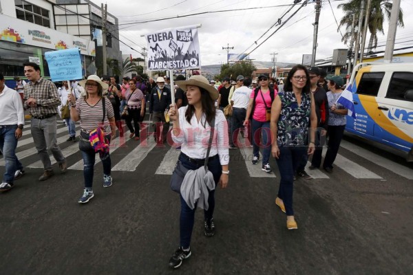 Gremios y sociedad civil marchan molestos tras cancelación de la Maccih