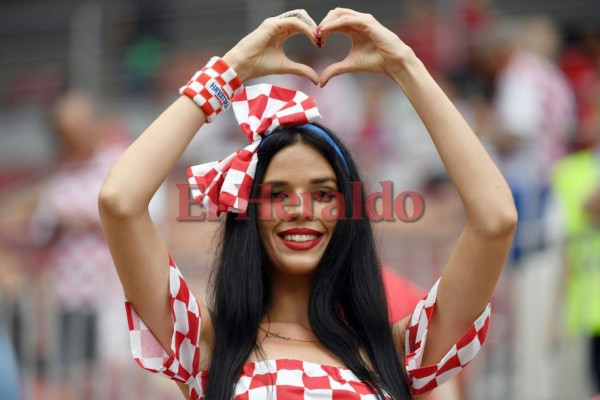 Afición de Croacia e Inglaterra enloquecen en celebración previo al último duelo semifinalista