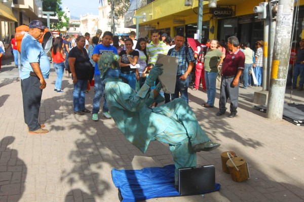 Estatuas humanas en la capital de Honduras