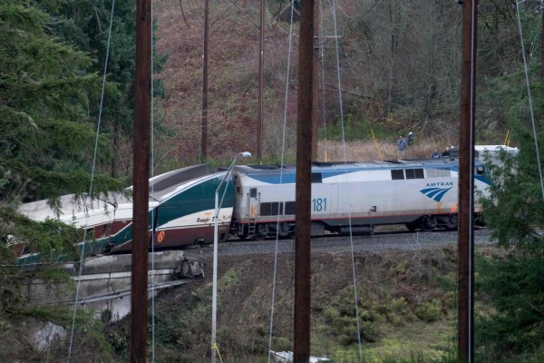 FOTOS: Así se descarriló un tren sobre una autopista al sur de Seattle