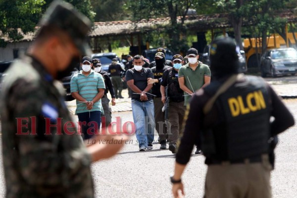 En avioneta y fuertemente custodiados, el traslado de los seis policías que cayeron con droga (FOTOS)