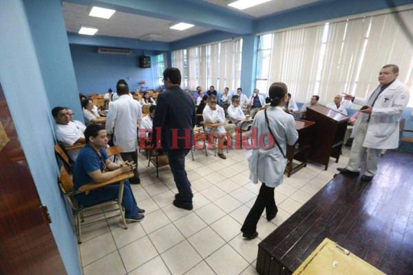 FOTOS: Paro en el sector Salud castiga con larga espera a pacientes