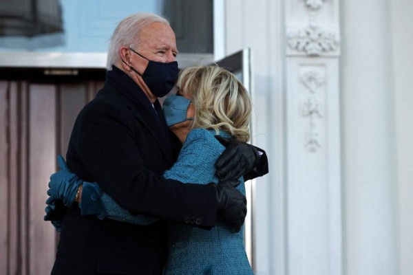 Besos y abrazos entre Joe y Jill Biden, los más románticos de la toma de posesión