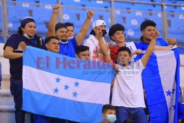 Ambientazo se vive en el duelo entre Honduras vs El Salvador (FOTOS)