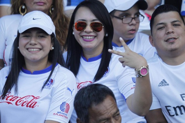 Hermosas chicas engalanan la final Olimpia - Real Sociedad