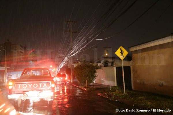 Fotos: Fuertes lluvias azotan calles y avenidas de Tegucigalpa