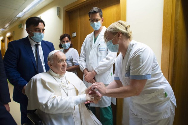 El papa Francisco visita a los demás pacientes mientras se recupera en el hospital