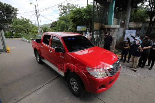 FOTOS: Con caravana dan último adiós al periodista David Romero Ellner