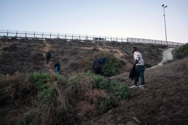 De día o de noche, los migrantes se las ingenian para cruzar el muro fronterizo en EEUU