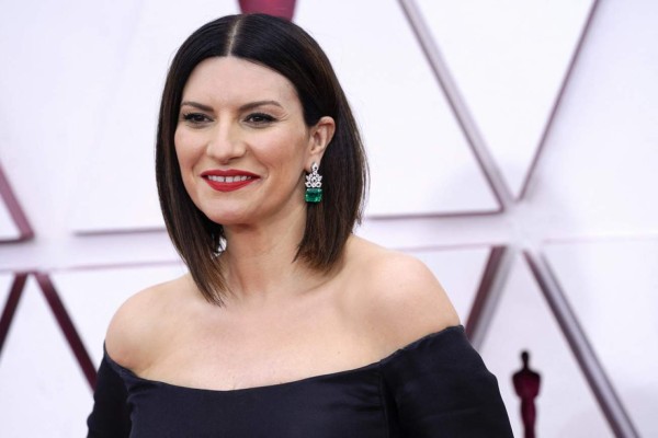 Laura Pausini deslumbra con elegante vestido en los Oscar 2021 (FOTOS)