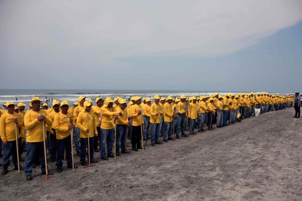 FOTOS: Así limpian las playas, presos salvadoreños antes de la Semana Santa