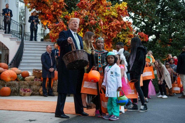 Halloween: Donald Trump y Melania repartieron dulces en la Casa Blanca