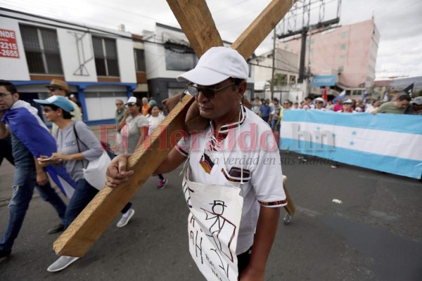 Gremios y sociedad civil marchan molestos tras cancelación de la Maccih