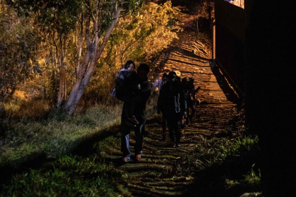 De día o de noche, los migrantes se las ingenian para cruzar el muro fronterizo en EEUU