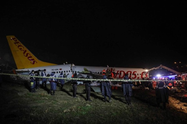 Las fotos del avión que se partió en tres en Turquía; hay 157 heridos