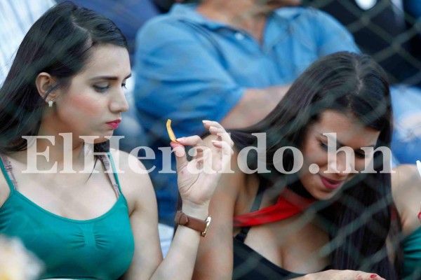 Belleza femenina adornó encuentro Real España vs Platense en Puerto Cortés