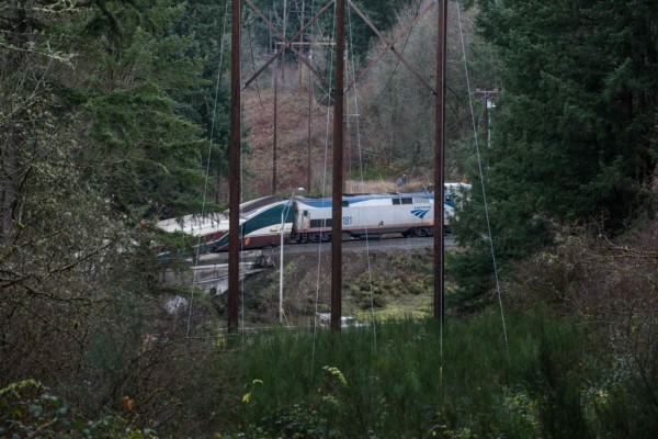 FOTOS: Así se descarriló un tren sobre una autopista al sur de Seattle