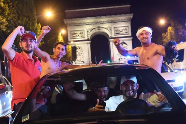 Fiesta y alegría: la celebración de los hinchas en París tras primera final del PSG (FOTOS)