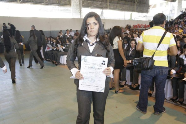 Las hermosas chicas que se gradúan del Instituto Central Vicente Cáceres