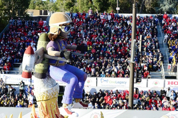 Con carrozas florales y animalistas, sorprende una vez más el Desfile de las Rosas 2022