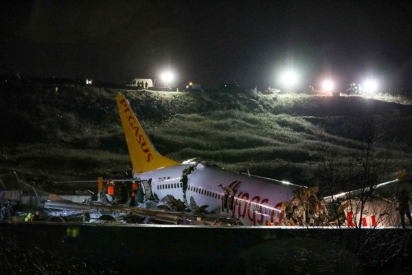 Las fotos del avión que se partió en tres en Turquía; hay 157 heridos