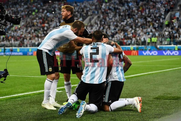 Rusia 2018: Los abrazos de Messi, Marcos Rojo y toda la selección de Argentina tras la clasificación a octavos