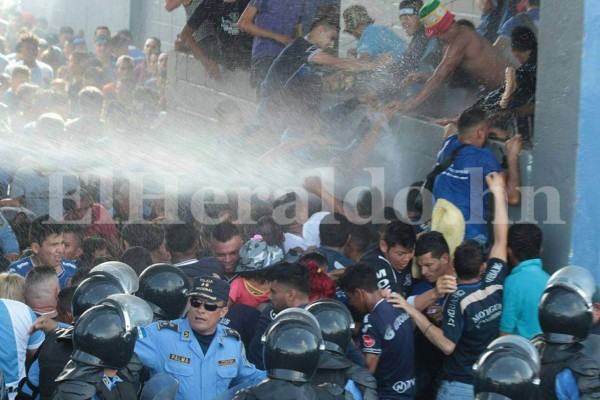 Fotos: Así ocurrió la mortal avalancha en el estadio Nacional durante la final del fútbol de Honduras