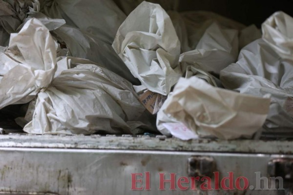 Apilados y a simple vista permanecen cadáveres no reclamados en morgue de Tegucigalpa (FOTOS)